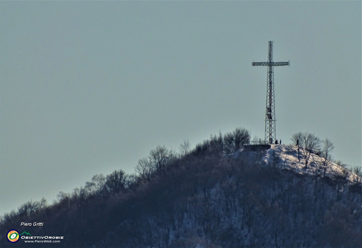 23 Maxi zoom verso la croce del Canto Alto (1146 m).JPG
